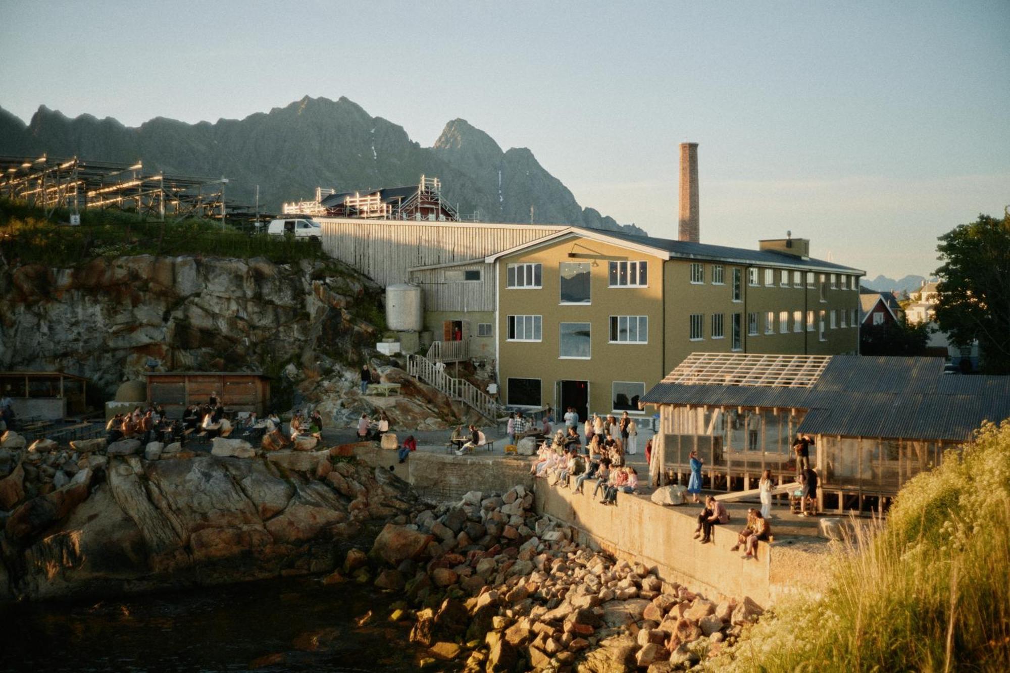 Inn Trevarefabrikken Henningsvaer